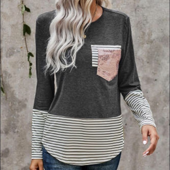 Trendy Top with sequin pocket - Picture 2 of 4